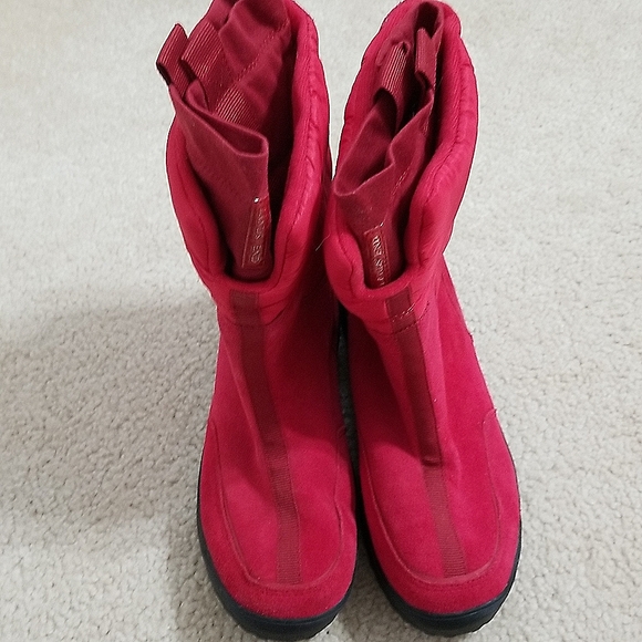 Land's End ladies ankle snow boots. Red. Size 6. Never worn. - Picture 1 of 3